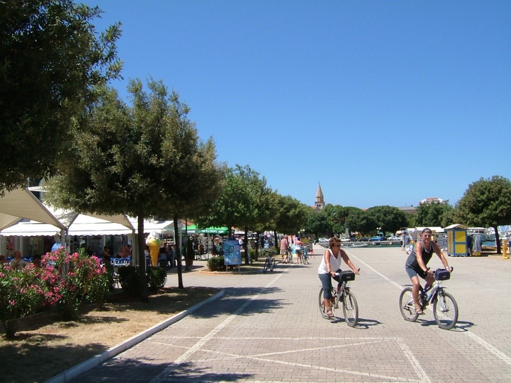Fra "Stripa" ved havnen i Umag - her ligger mange butikker restauranter på rekke og rad i provisoriske boder Istria, Umag, Kroatia