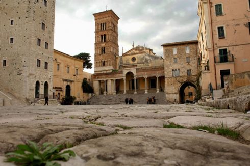 Piazza Municipio sett fra brolegningen til antikkens Via Appia, som ligger i det frie flere steder i Terracina. Her lå for øvrig byens Forum Romanum. Foto: Terrancina.eu Forum Romanum, Terracina, Lazio, Midt-Italia, Italia