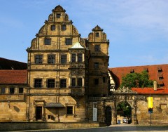 Bambergs Alte Hofhaltungs renessansedel ved Domplatz - Schöne Pforte til høyre. Foto: Reinhard Kirchner / Wikipedia Alte Hofhaltung, Altstadt, Bamberg, Sør-Tyskland, Tyskland