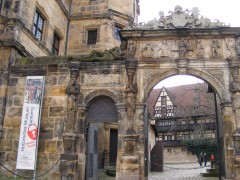 Schöne Pforte er inngangen til Alte Hofhaltung med Historisches Museum fra Domplatz. Foto: Mattes / Wikipedia Schöne Pforte, Alte Hofhaltung, Altstadt, Bamberg, Sør-Tyskland, Tyskland