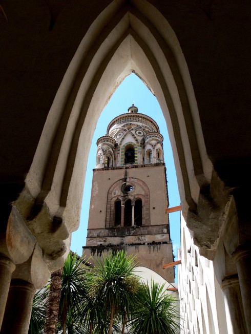 Kampanilen til Duomo i Amalfi by er påvirket av arabisk og siciliansk-normannisk stil, det samme gjelder buegangen til Paradisklosteret. Amalfi, Amalfikysten, Sør-Italia-Italia