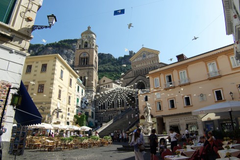 Amalfi bys sentrale hovedplass heter Piazza del Duomo, hvor det finnes flere spisesteder med utendørs servering nedenfor katedralen, også kalt Duomo. Amalfi, Amalfikysten, Sør-Italia, Italia