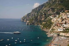 Positano – Det er mulig å reise på utflukt til Li Galli, en liten øygruppe hvor det blant annet finnes en mer enn 2000 år gammel romersk villa Det er mulig å reise på utflukt til Li Galli, en liten øygruppe hvor det blant annet finnes en mer enn 2000 år gammel romersk villa