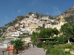 Positano har en fin strandpromande, rett ved middelalder-kirken Santa Maria Assunta, fra kanskje så tidlig som 900-tallet Positano har en fin strandpromande, rett ved middelalder-kirken Santa Maria Assunta, fra kanskje så tidlig som 900-tallet
