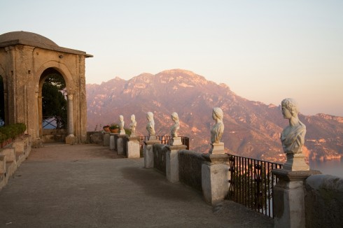 En av Ravellos vakre villaer, Villa Cimbrone, med Evighetens Terrasse, hvor du har en fantastisk utsikt over Salernobukten og kysten. Ravello, Amalfi-kysten, Sør-Italia, Italia