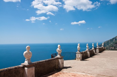 Ravello er kjent som et av verdens vakreste steder - her ser du utsikten fra Villa Cimbriones Terrazza dell'Infinito - Evighetens Terrasse. Ravello, Amalfikysten, Sør-Italia, Italia