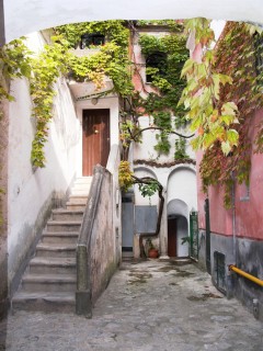 i Ravello finnes spor fra middelalderen over alt - legg merke til den gjenbrukte søylen midt på bildet. Ravello, Amalfikysten, Sør-Italia, Italia