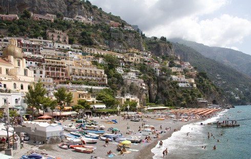 Positano med den fine badestranden rett ved sentrum og kirken Santa Maria Assunta fra middelalderen til venstre på bildet. Positano, Amalfikysten, Sør-Italia, Italia