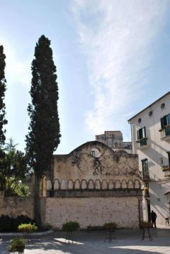 Ravello har mye arkitektur fra middelalderen med røtter i normannisk, siciliansk-arabisk arkitektur. Ravello, Amalfikysten, Sør-Italia, Italia