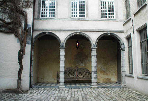 Slik ser det ut når du kommer inn i Vlaykensgang fra et annet smug, Pilegrimsstraat. Foto: © Andrea Brewée en © Willy Horions Vlaykensgang, Pilegrimsstraat, Antwerpen, Flandern, Belgia