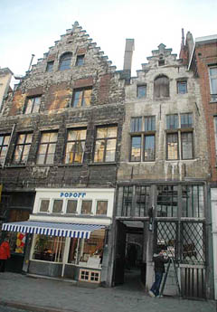 Antwerpen - inngangen til Vlaeykensgang ved Oude Koornmarkt 16, rett ved rådhuset og katedralen. Foto: © Andrea Brewée en © Willy Horions Vlaeykensgang ved Oude Koornmarkt 16, Antwerpen, Flandern, Belgia