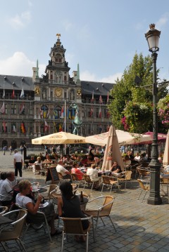 Fra en såkalt Terasjes på Grote Markt i Antwerpen, foran rådhuset. Foto: © Antwerpen Toerisme & Congres Terrasjes, Rathuis, Grote Markt, Antwerpen, Flandern, Belgia