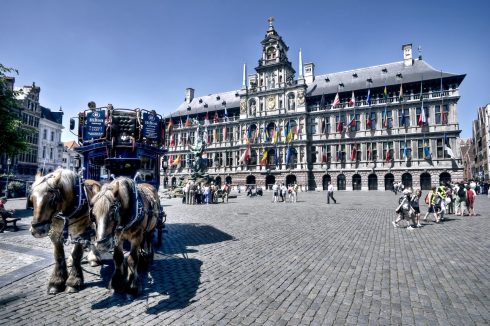 Hestedrosje er en fin måte å oppleve gamlebyen. Foto: © Antwerpen Toerisme & Congres/Dave Van Laere Rådhuset, Stadthuis, Grote Markt, Antwerpen, Flandern, Belgia
