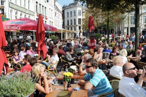 Antwerpens historiske sentrum er preget av et livlig uteliv. Foto: © Antwerpen Toerisme & Congres Grote Markt, Antwerpen, Flandern, Belgia