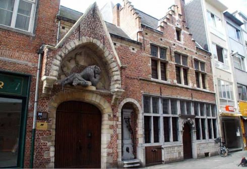 Fra Hoogstraat 72, rett nedenfor katedralen, i byens eldste del. Døren leder til et kapell fra 1911, som tilhørte Juliansgasthuis. Foto: © Andrea Brewée en © Willy Horions Hoogstraat 72, Antwerpen, Flandern, Belgia