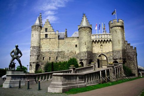 Etter besøk av norske vikinger i år 836, fant det daværende bystyret det opportunt å gå over til stein når de bygde borger - Het Steen er Belgias første festningsverk i dette solide og ildfaste materialet, men fikk sin nåværende form først rundt år 1220. Het Steen, Antwerpen, Flandern, Belgia
