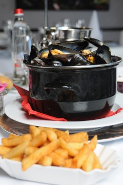 ...og så over til nasjonalretten, blåskjell med pommes frites. Foto: © Antwerpen Toerisme & Congres / Jan Crab Antwerpen, Flandern, Belgia