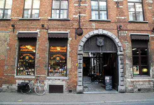 En delikatesseforretning i Zirkstraat - legg merke til portalen i renessansestil. Foto: © Andrea Brewée en © Willy Horions Zirkstraat, renessanse, Grote Markt, Antwerpen, Flandern, Belgia