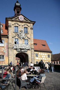 Fra Bambergs Bergstadt til Inselstadt kan du gå over Obere Brücke gjennom rådhuset. Foto: © Bamberg Tourismus Altstadt, Bamberg, Sør-Tyskland, Tyskland