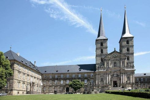 Kloster Michaelsberg med St. Michaelskirche ligger på en høyde over Bergstadt. Foto: © Bamberg Tourismus Kloster Michaelsberg, Bamberg, Sør-Tyskland, Tyskland