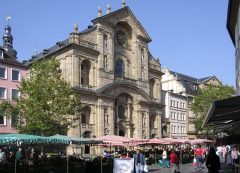Bambergs Pfarrkirche St Martin ved Grüner Markt, et frukt og grønt-marked som har eksistert i mange århundrer. Foto: Richard Schubert / Wikipedia Altstadt, Bamberg, Sør-Tyskland, Tyskland