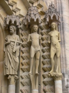 Kaiserdoms Adam og Eva er de første nakne helfigur skulpturene siden Romertiden. Foto: Andreas Präfkce / Wikipedia Adamspforte, Kaiserdom, Altstadt, Bamberg, Sør-Tyskland, Tyskland