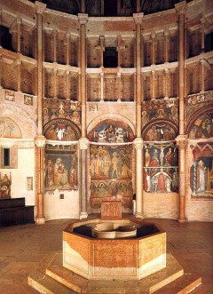 Parmas Battistero: Dåpskapellets døpefont er omgitt av apsider med fresker. Foto: www.cattedrale.parma.it Parmas Battistero, fresker, Parma, Emilia Romagna, Nord-Italia, Italia