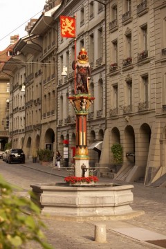 Fra gamlebyens hovedgate Kramgasse: Berthold den V. von Zähringen, som grunnla byen i år 1191. Foto: © Bern Tourism Kramgasse, Zähringenbrunnen, Altstadt, Bern, Nord-Sveits, Sveits