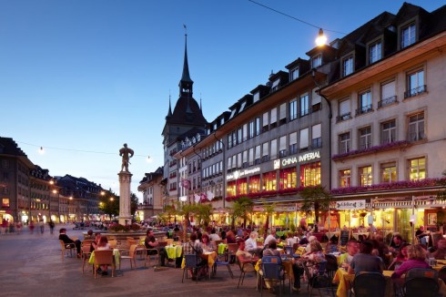 Fra Bärenplazt ved overgangen til Waisenhausplatz, med byporten Käfigturm. Foto: © Bern Tourism Waisenhausplatz, byporten Käfigturm, Altstadt, Bern, Nord-Sveits, Sveits