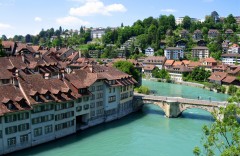 Der hvor det i middelalderen var en havn, er det nå bare en åpning (til venstre på bildet) hvor Ländetor befinner seg Ländetor, Altstadt, Bern, Nord-Sveits, Sveits