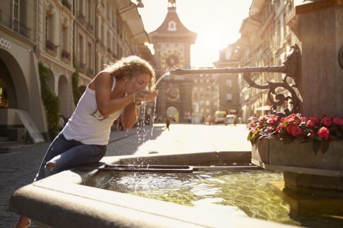 Hovedgaten Kramgasse i Berns gamleby har mange fontener med søyler som bærer mytiske figurer. Foto: © Bern Tourism Altstadt, Bern, Nord-Sveits, Sveits