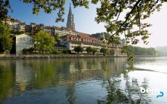 Halvøya med Berns gamleby, hvor husene ligger i terrasser opp mot toppen av klippen. Foto: © Bern Tourism Altstadt, Bern, Nord-Sveits, Sveits