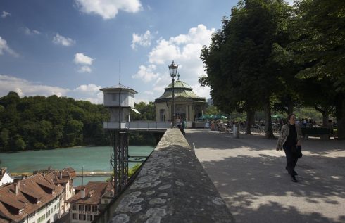 Mattenlift finner du i katedralparken ved Münsterkirche. Nede ved elven er det flere restauranter og mye gammel bebyggelse å se. Foto: © Bern Tourism Mattenlift, Altstadt, Bern, Nord-Sveits, Sveits