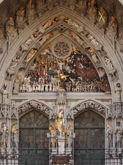 Vestportalen til Münsterkirche er vakkert dekorert med malte relieffskulpturer i tympanon. Foto: © Bern Tourism Vestportalen, Münsterkirche, Altstadt, Bern, Nord-Sveits, Sveits