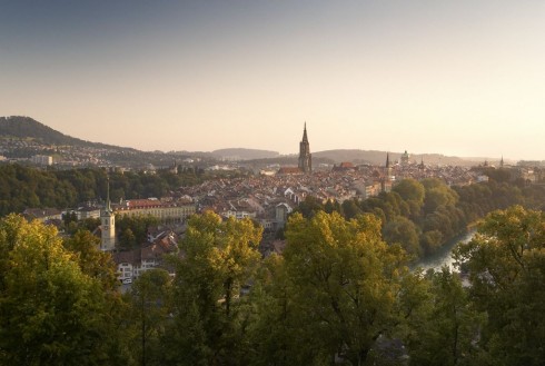 Berns vakre gamleby med Münsterkirches 100 meter høye tårn og Grünes Quartier. Foto: © Bern Tourism Altstadt, Bern, Nord-Sveits, Sveits