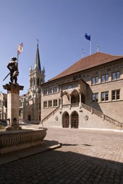 Det sengotiske rådhuset fra år 1415 ved Vennerbrunnen fra 1542 og den nygotiske St Peter und Paul-kirche. Foto: © Bern Tourism sengotisk, rådhus, Rathaus, Altstadt, Bern, Nord-Sveits, Sveits