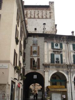 Brescia - Torre di Porta Brusciata, som var en del av den gamle bymuren, ligger rett bak Piazza della Loggia. Foto: Stefano Bolognini / Wikipedia Torre di Porta Brusciata, Brescia, Lombardia, Nord-Italia, Italia