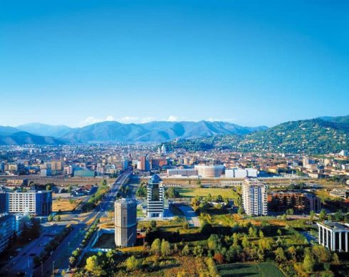 Brescia er en moderne by beliggende i vakre omgivelser. Duomo, festningen og gamlebyen er midt på bildet. Foto: © Brescia Turismo Brescia, Lombardia, Nord-Italia, Italia