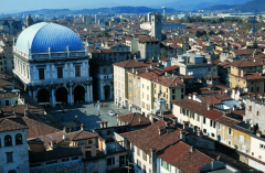 Brescias kjente plass Piazza della Loggia, med rådhusets loggia fra renessansen. Foto: © Comune Brescia / Turismo Brescia, Lombardia, Nord-Italia, Italia