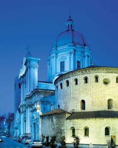 Brescias gamle Duomo Vecchia foran Duomo Nouvo, begge ved Piazza Paolo VI. Foto: © Brescia Turismo Duomo Vecchia, Duomo Nouvo, Brescia, Lombardia, Nord-Italia, Italia