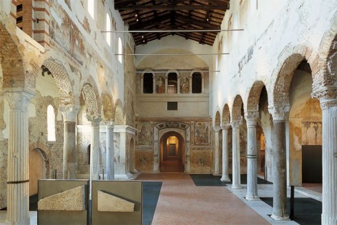 Den lombardiske klosterkirken San Salvatore fra år 753 - legg merke til de ulike søylene mellom hovedskipet og sideskipene. Foto: © Museo Santa Guilia Santa Guilia, Brescia, Lombardia, Nord-Italia, Italia