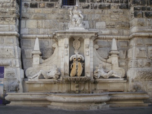 Den underlige Pallata-fontenen med dobbeltfløytespilleren i manieristisk stil fra år 1595. Foto: Stefano Bolognini / Wikipedia Fantana della Pallata, Brescia, Lombardia, Nord-Italia, Italia
