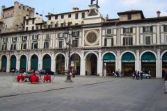 Brescia - Piazza della Loggia med klokketårnet Torre dell'Orologio - i motsatt ende av plassen i forhold til rådhuset med loggia'en. Foto: Beingamedia / Wikipedia Torre d'Oroligio. Brescia, Lombardia, Nord-Italia, Italia