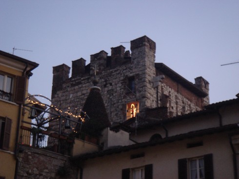 I dag brukes middelaldertårnet som bolig. Snakk om suveren gjenbruk av gammel bygningsmasse. Foto: Stefano Bolognini / Wikipedia Torre Porta Bruciata, Brescia, Lombardia, Nord-Italia, Italia