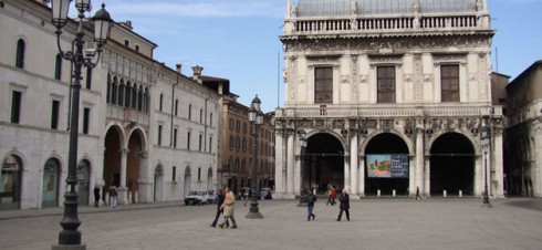 Loggiaen tilhører rådhuset, som ble oppført på 1500-tallet. Palazzo del Monte di Pietà til venstre. Foto: © Comune Brescia / Turismo Piazza della Logiia, Brescia, Lombardia, Nord-Italia, Italia
