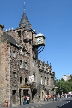 Inne i Toolboth Tavern i Edinburghs Old Town sitter det historie i veggene. Foto: Ian Petticrew / Wikipedia Toolboth Tavern, Old Town, Edinburgh, Skottland, Storbritannia