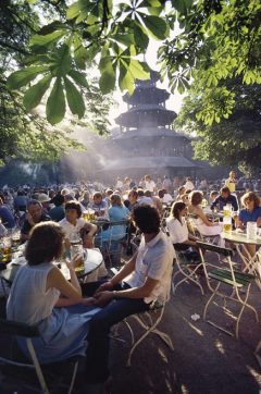 Biergarten Chinesischer Turm rett nord for gamlebyen, i parken Englischer Garten, ikke langt fra Haus der Kunst. Foto: © P. Scarlandis/Tourismusamt München Biergarten Chinesischer Turm,i parken Englischer Garten, Altstadt, München, Bayern, Sør-Tyskland, Tyskland