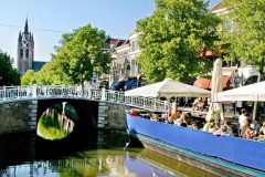 I Delft er det er ikke langt mellom gobitene i byens historiske sentrum. Oude Kerk i bakgrunnen. Foto: © Najib Nafid / Delft Marketing Oude Kerk, Delft, kanal, Zuid-Holland, Sør-Nederland, Nederland