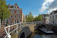 Stø hånd er viktig når man er båtfører på byens kanaler. Foto: © Pieter Haringsma / www.picturesofholland.nl Kanal, Delft, Zuid-Holland, Sør-Nederland, Nederland