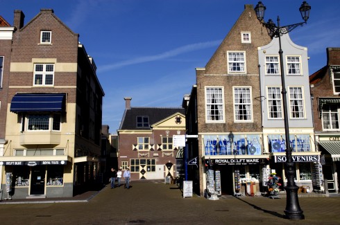 Flere butikker selger Delft-porselen, her fra markedsplassen Markt. Foto: © Jeroen Beelen / Delft Marketing Delft-porselen, Markt, Delft, Zuid-Holland, Sør-Nederland, Nederland